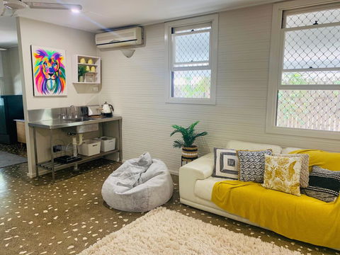 Stranded In Oz Stay In Relaxing Environment, FREE WIFI, NETFLIX, POOL, AIR CON - Accommodation Gladstone 2