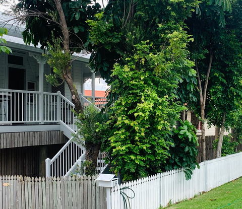 Stranded? Nowhere To Stay? Sanitised Apartment, Sleeps 4, Netflix, Wifi, Pool - Accommodation Gladstone 1