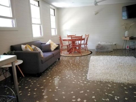 Stranded? Nowhere To Stay? Sanitised Apartment, Sleeps 4, Netflix, Wifi, Pool - Accommodation Gladstone 0