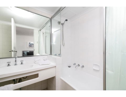 Striking And Super Convenient Studio With Balcony - Accommodation Gladstone 2