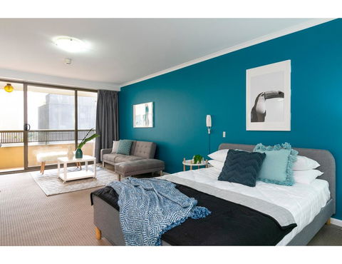 Striking And Super Convenient Studio With Balcony - Accommodation Gladstone 0