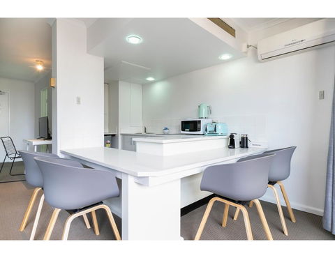Striking And Super Convenient Studio With Balcony - Accommodation Gladstone 1