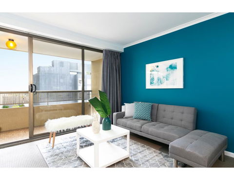 Striking And Super Convenient Studio With Balcony - Accommodation Gladstone 3
