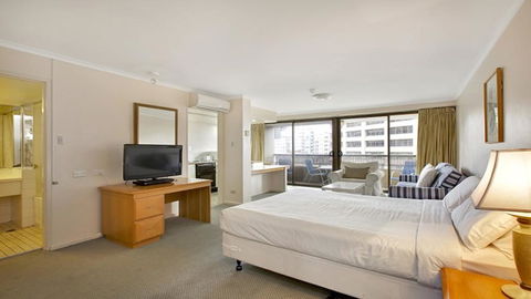 Studio With Balcony At College St - Accommodation Gladstone 2