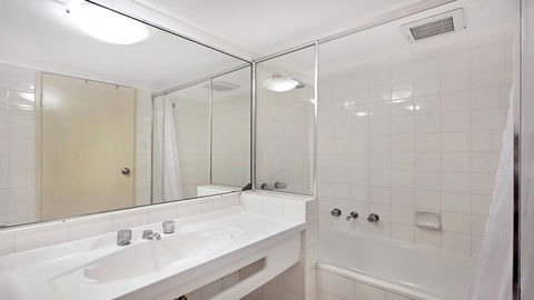 Studio With Balcony At College St - Accommodation Gladstone 3