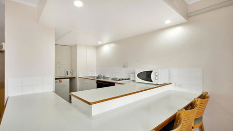 Studio With Balcony At College St - Accommodation Gladstone 1