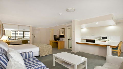 Studio With Balcony At College St - Accommodation Gladstone 0