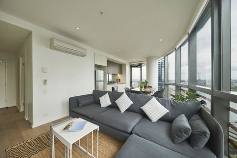 STUNNING 2 BED 2 BATH STYLISH UNIT // FREE PARKING - Accommodation Gladstone 3