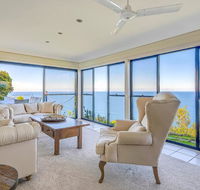 STUNNING CLIFF TOP HOME // POOL  GAMES - Accommodation Gladstone