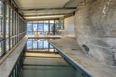 STUNNING CLIFF TOP HOME // POOL & GAMES - Accommodation Gladstone 3