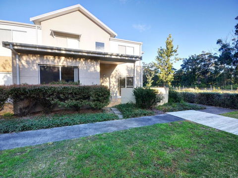 Stunning Holiday Townhouse - Accommodation Gladstone 0