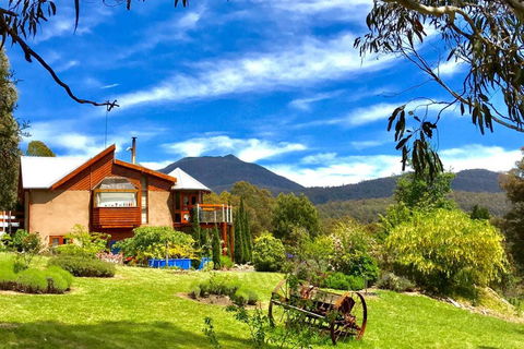 STUNNING HOME WITH AMAZING VIEWS - Just 20 Mins To The City And Only 10 To MONA! - Accommodation Gladstone 1