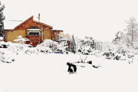 STUNNING HOME WITH AMAZING VIEWS - Just 20 Mins To The City And Only 10 To MONA! - Accommodation Gladstone 0