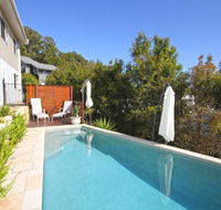 STUNNING HOME WITH SPECTACULAR VIEWS AND CLOSE TO THE BEACH - Accommodation Gladstone
