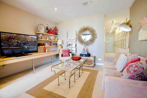 Stylish 1 Bedroom Apartment Amazing City Views - Accommodation Gladstone 2