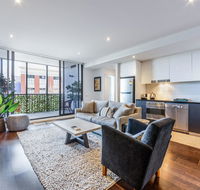 Stylish 2-bed 2 bath with free parking pool gym wifi - Accommodation Gladstone