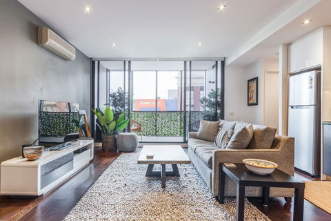 Stylish 2-bed 2 Bath With Free Parking, Pool, Gym, Wifi - Accommodation Gladstone 1