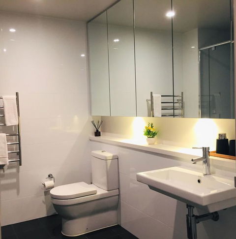 Stylish 2BR With Stunning Views - Sydney Olympic Park - Accommodation Gladstone 3
