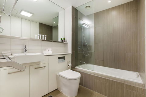 Stylish Apartment With Large Balcony And Parking - Accommodation Gladstone 2