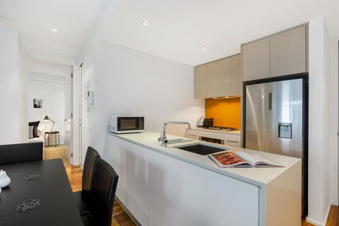 Stylish Apartment With Large Balcony And Parking - Accommodation Gladstone 1