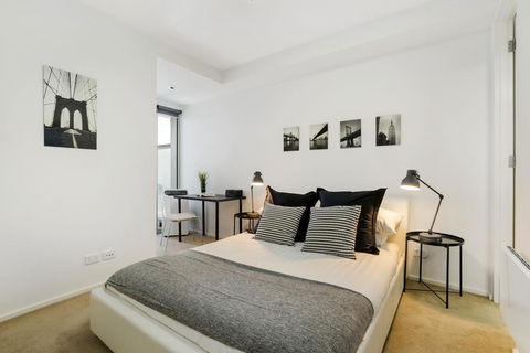 Stylish Apartment With Large Balcony And Parking - Accommodation Gladstone 3