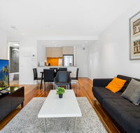 Stylish Apartment With Large Balcony and Parking - Accommodation Gladstone
