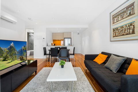 Stylish Apartment With Large Balcony And Parking - Accommodation Gladstone 0