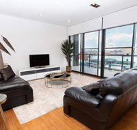 Stylish Inner City Penthouse Apartment - Accommodation Gladstone