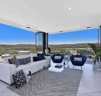 Stylish Penthouse with Views  Jacuzzi - Accommodation Gladstone