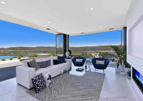 Stylish Penthouse With Views & Jacuzzi - Accommodation Gladstone 0