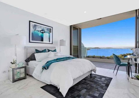 Stylish Penthouse With Views & Jacuzzi - Accommodation Gladstone 3