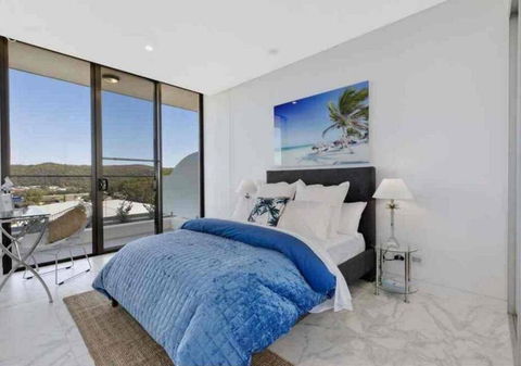 Stylish Penthouse With Views & Jacuzzi - Accommodation Gladstone 2