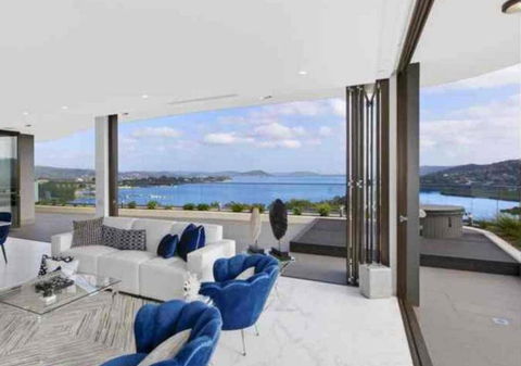 Stylish Penthouse With Views & Jacuzzi - Accommodation Gladstone 1