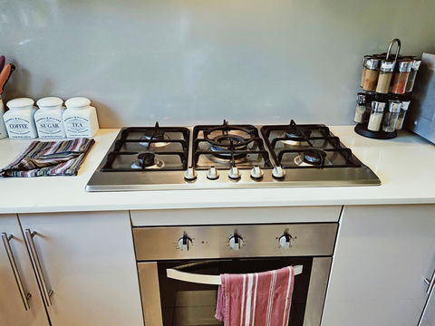 Stylish Private Bathroom-Luxurious Modern Big Home - Accommodation Gladstone 1