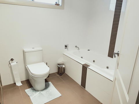 Stylish Private Bathroom-Luxurious Modern Big Home - Accommodation Gladstone 2