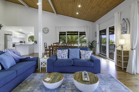 Stylish Renovated Home - Ocean Views - Fireplace - Accommodation Gladstone 3