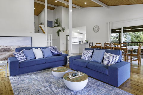 Stylish Renovated Home - Ocean Views - Fireplace - Accommodation Gladstone 2