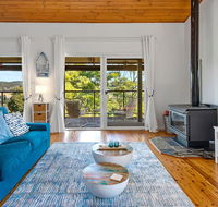 Stylish Renovated Home - Ocean Views - Fireplace - Accommodation Gladstone