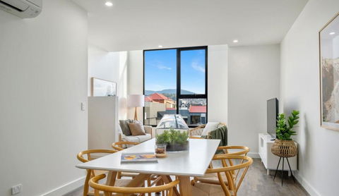 Stylish Townhouse - Accommodation Gladstone 0