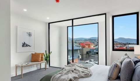 Stylish Townhouse - Accommodation Gladstone 1