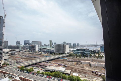 Stylist 1bed1bath Apartment@west Melbourne - Accommodation Gladstone 1