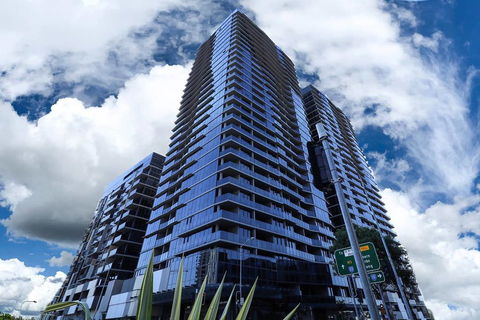Stylist 2 Bedrooms Apartment With Pool/GYM/Parking - Accommodation Gladstone 0