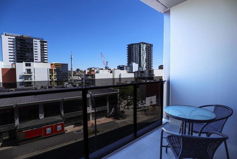 Stylist 2 Bedrooms Apartment With Pool/GYM/Parking - Accommodation Gladstone 1