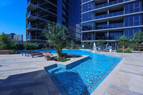 Stylist 2 Bedrooms Apartment With Pool/GYM/Parking - Accommodation Gladstone 2