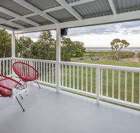 Sugar Shack - Character Family Home Right on the Ocean - Accommodation Gladstone