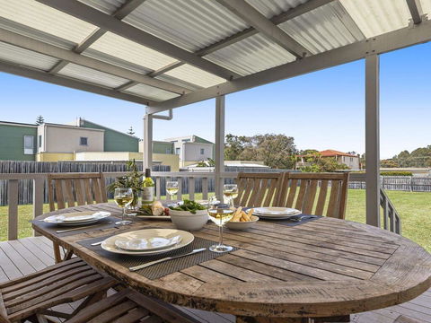 Summer Breeze - Clean And Simple, 200m To Beach - Accommodation Gladstone 0