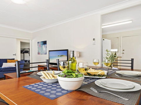 Summer Breeze - Clean And Simple, 200m To Beach - Accommodation Gladstone 3