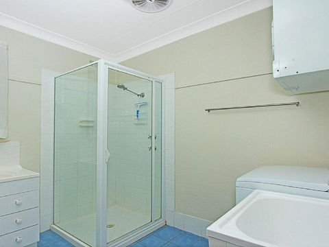 Summer Breeze - Clean And Simple, 200m To Beach - Accommodation Gladstone 1