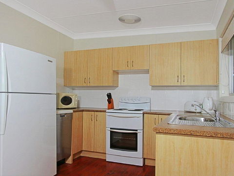 Summer Breeze - Clean And Simple, 200m To Beach - Accommodation Gladstone 2