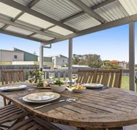 Summer Breeze - clean and simple 200m to beach - Accommodation Gladstone